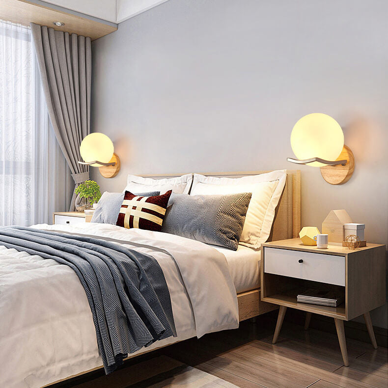 ScandiLicht – Moderne Wandlampe aus Glas und Holz für stilvolle Beleuchtung