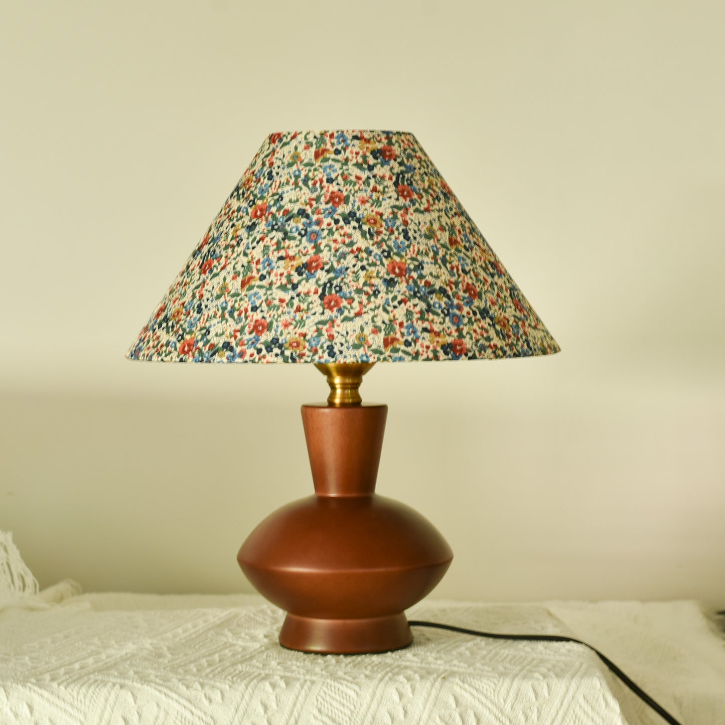 Lumiwood – Design Tischlampe aus Massivholz mit handgedrucktem Muster