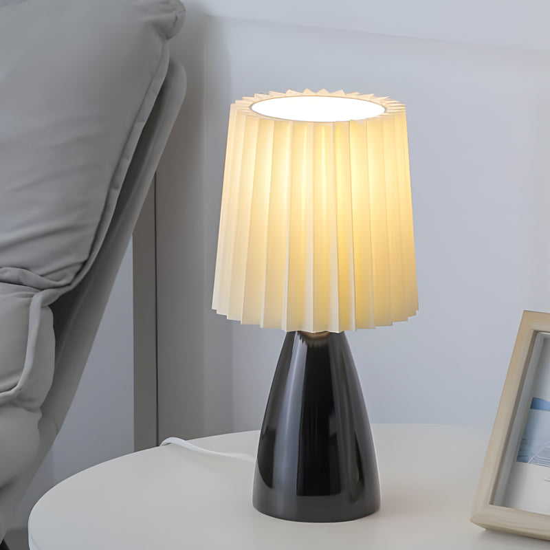 Pli – Dimmable Table Lamp with Glass Base and USB Port for Stylish Lighting