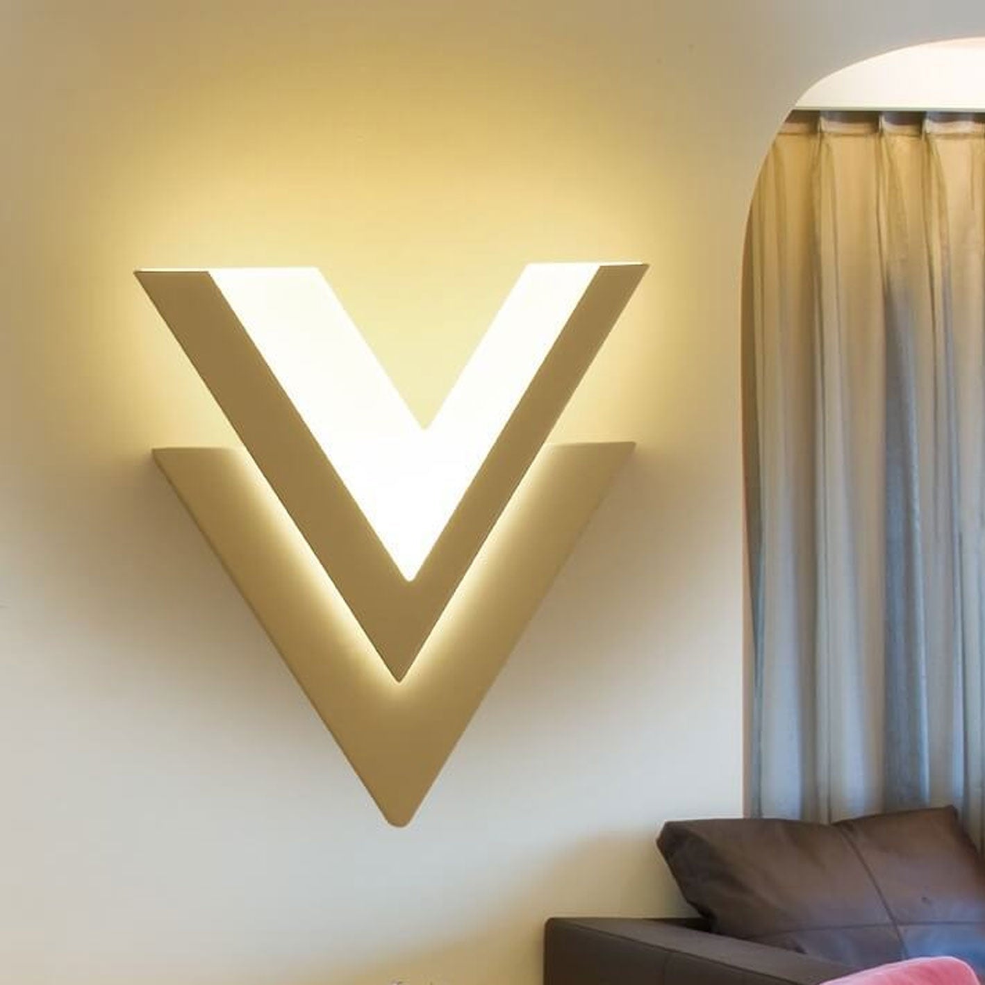 Lumi – V-shaped LED wall light for modern design