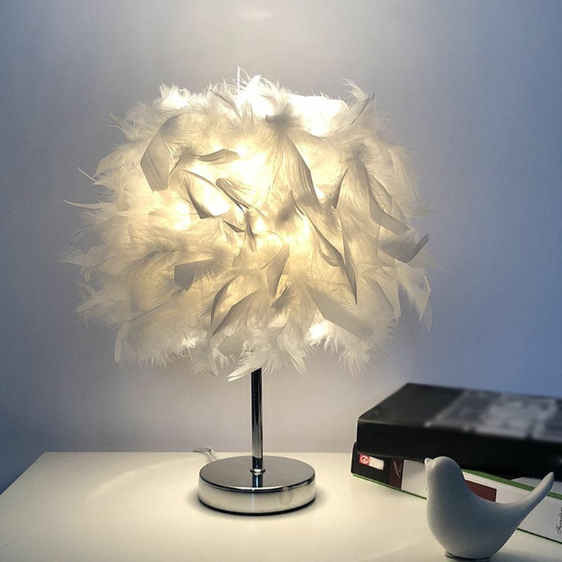 FeatherGlow – Tischlampe mit Federn für Eleganz und Wärme