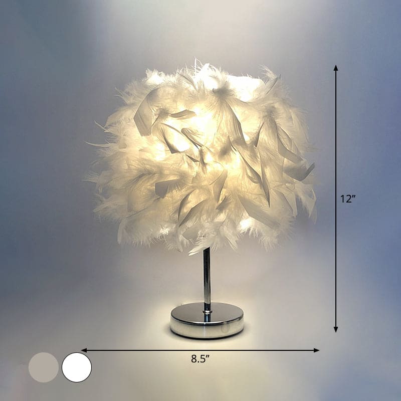 FeatherGlow – Tischlampe mit Federn für Eleganz und Wärme