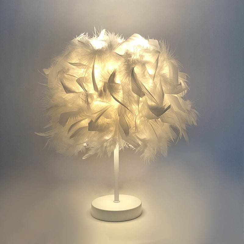 FeatherGlow – Tischlampe mit Federn für Eleganz und Wärme
