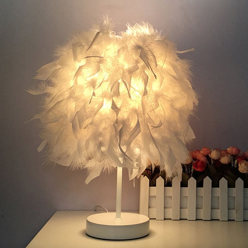 FeatherGlow – Tischlampe mit Federn für Eleganz und Wärme