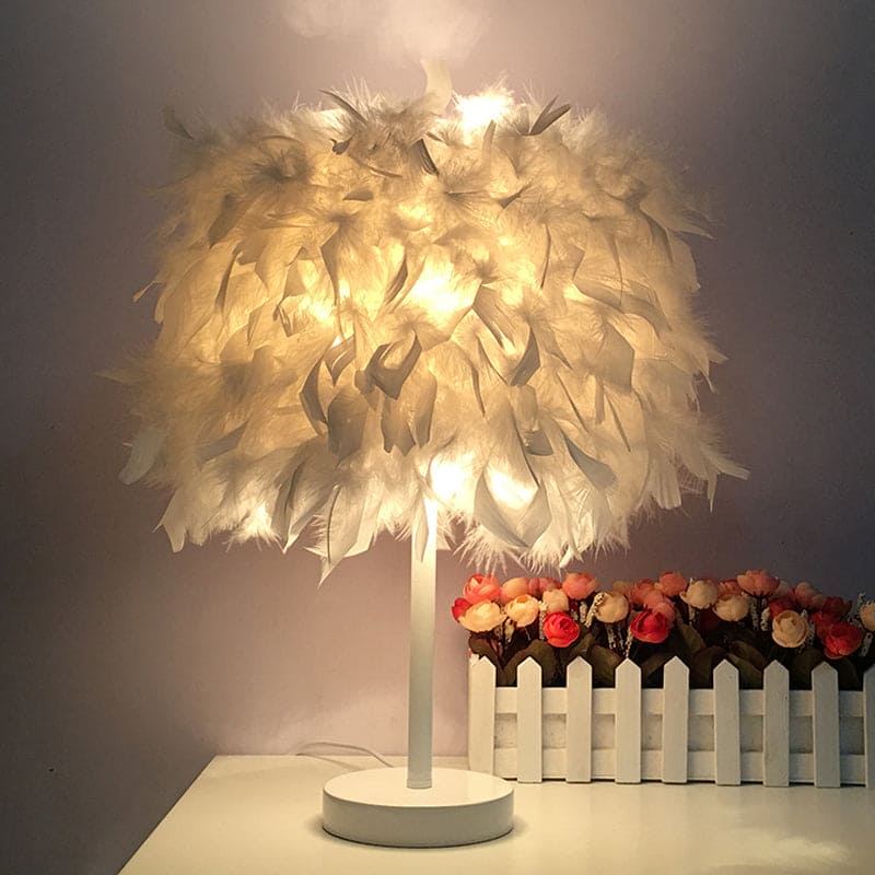 FeatherGlow – Tischlampe mit Federn für Eleganz und Wärme