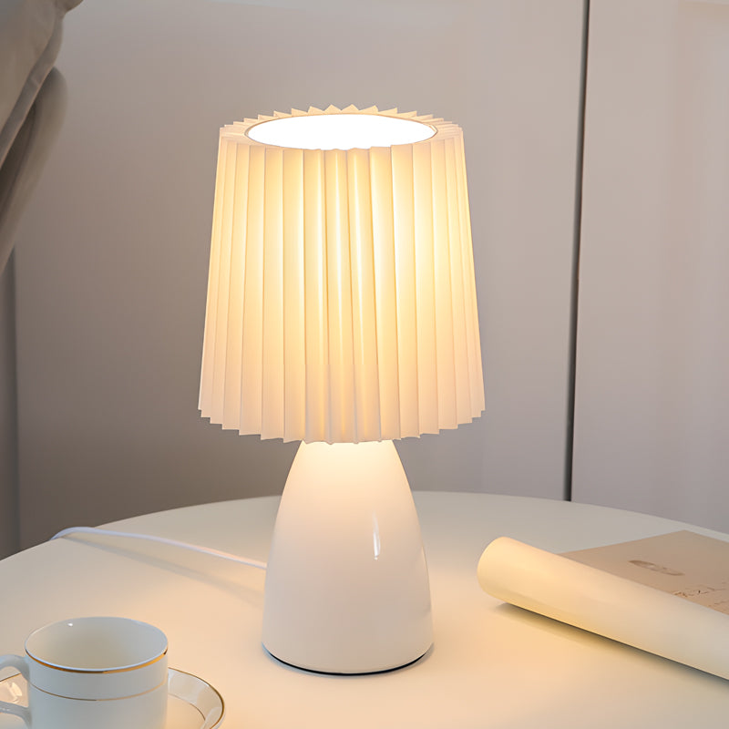 Pli – Dimmable Table Lamp with Glass Base and USB Port for Stylish Lighting