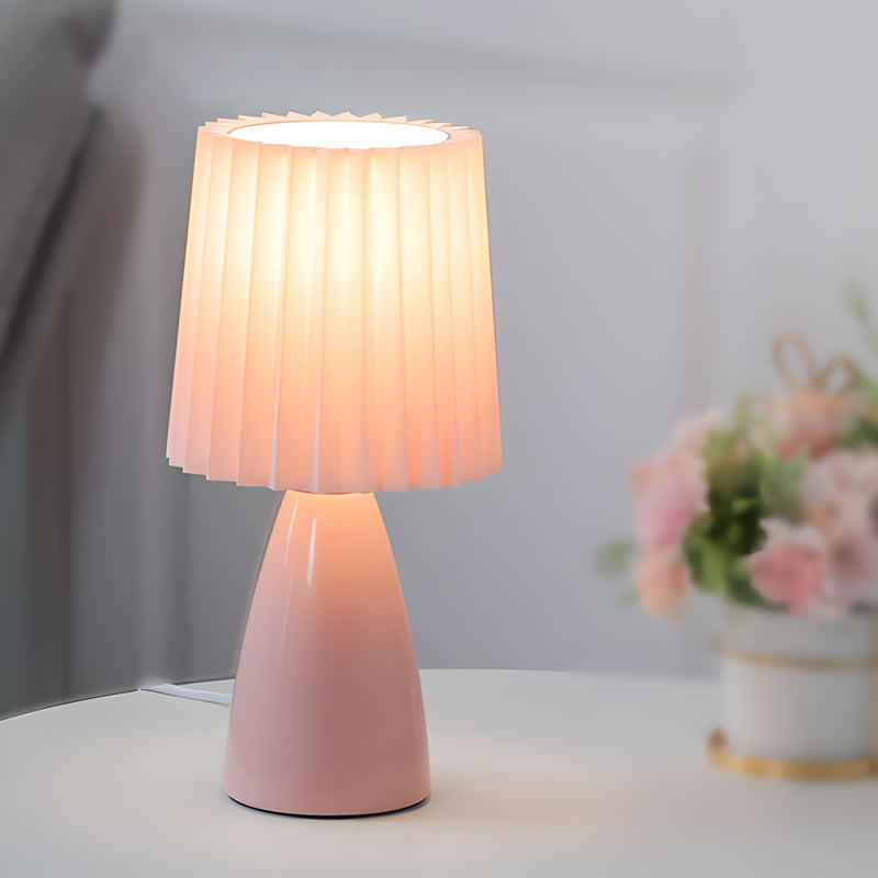 Pli – Dimmable Table Lamp with Glass Base and USB Port for Stylish Lighting