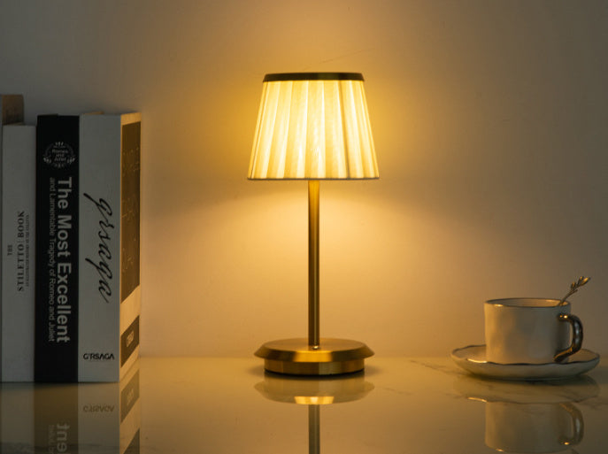 Stofflicht – Designer Tischlampe mit Stoffschirm & USB, dimmbar für Schlafzimmer & Schreibtisch