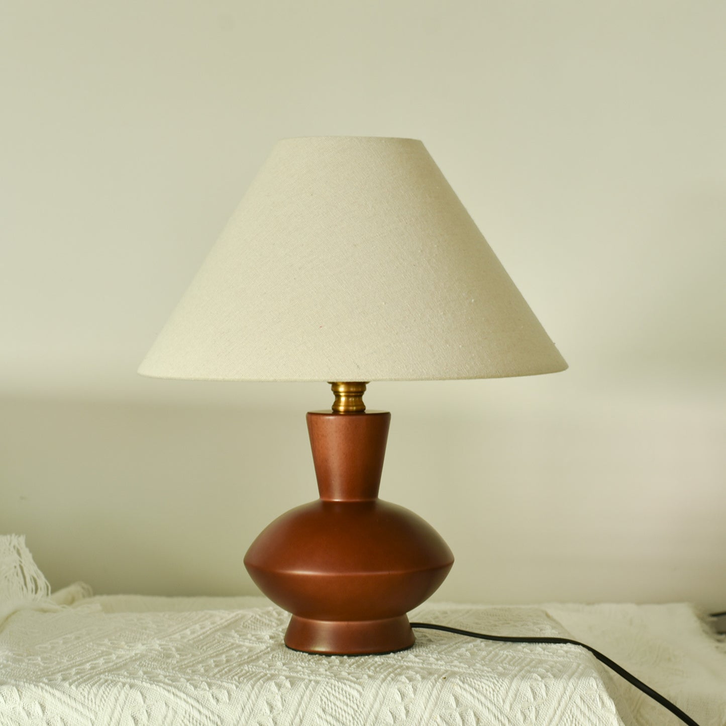 Lumiwood – Design Tischlampe aus Massivholz mit handgedrucktem Muster