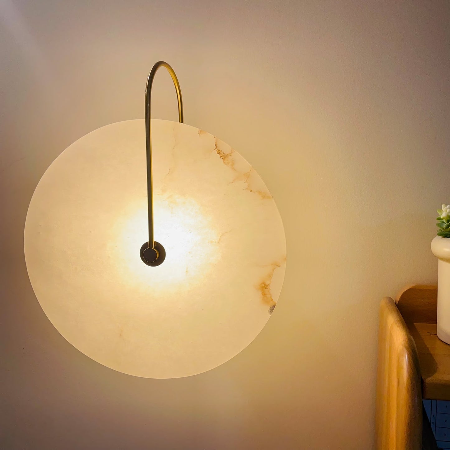 Alina – LED Wandleuchte Innen Alabaster für Elegante Beleuchtung in Flur, Schlafzimmer und Wohnzimmer
