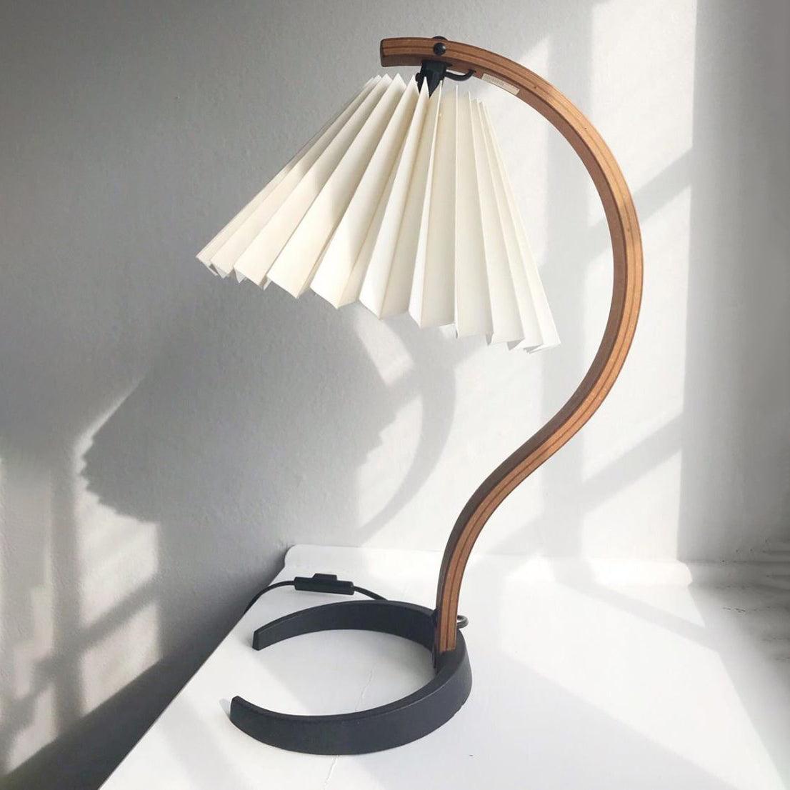CapriGlow – Skandinavische Tischlampe für stilvolle Innenräume