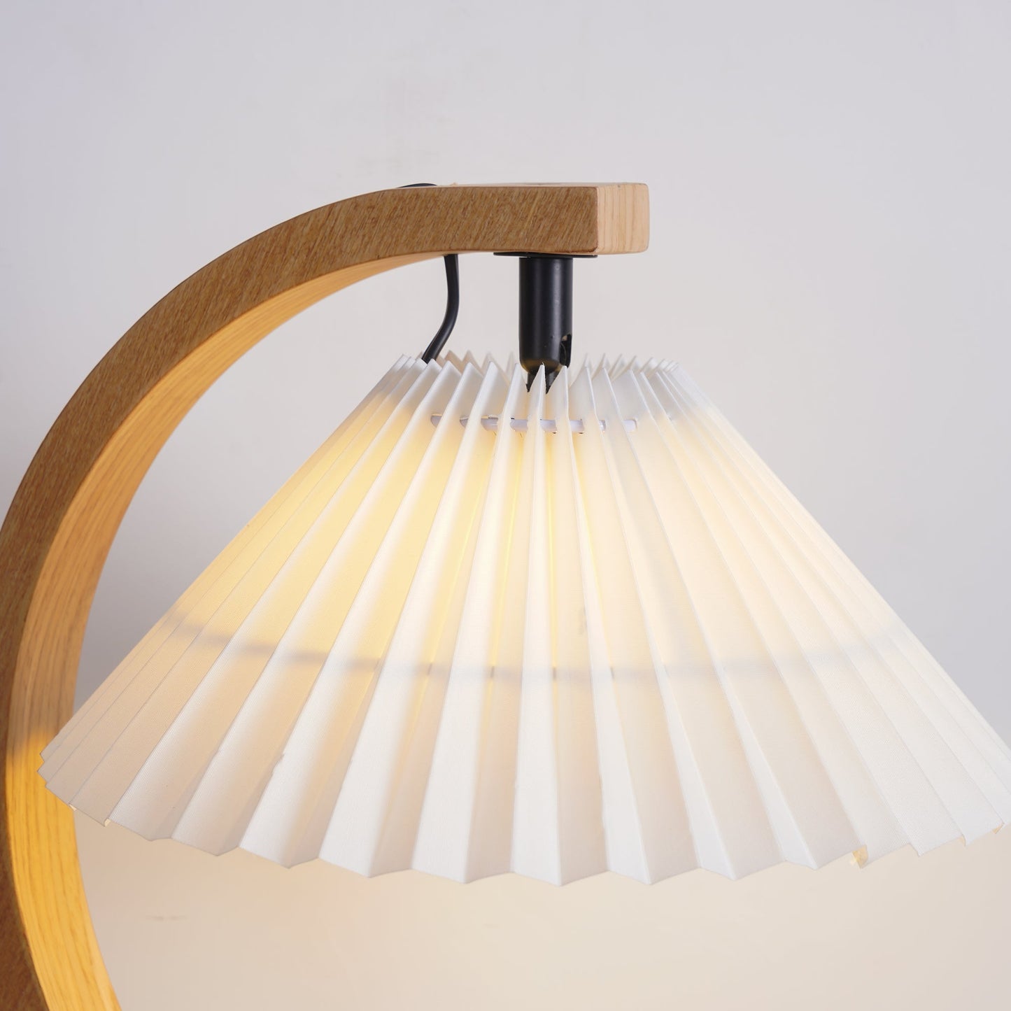 CapriGlow – Skandinavische Tischlampe für stilvolle Innenräume