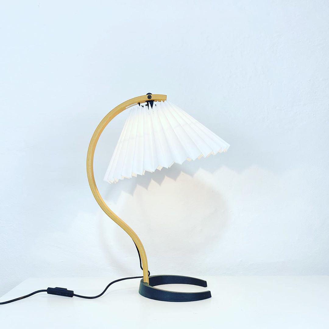 CapriGlow – Skandinavische Tischlampe für stilvolle Innenräume