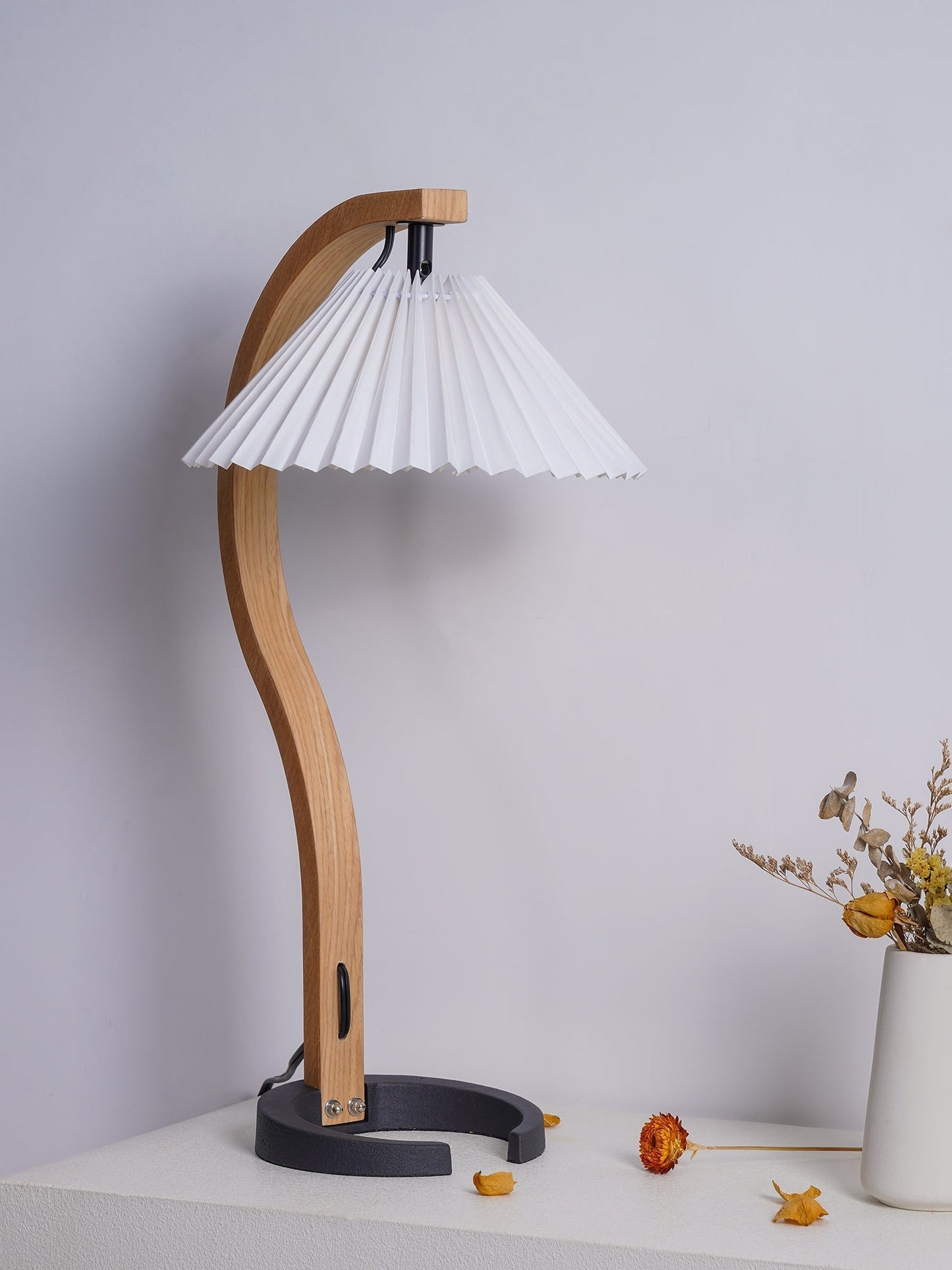 CapriGlow – Skandinavische Tischlampe für stilvolle Innenräume