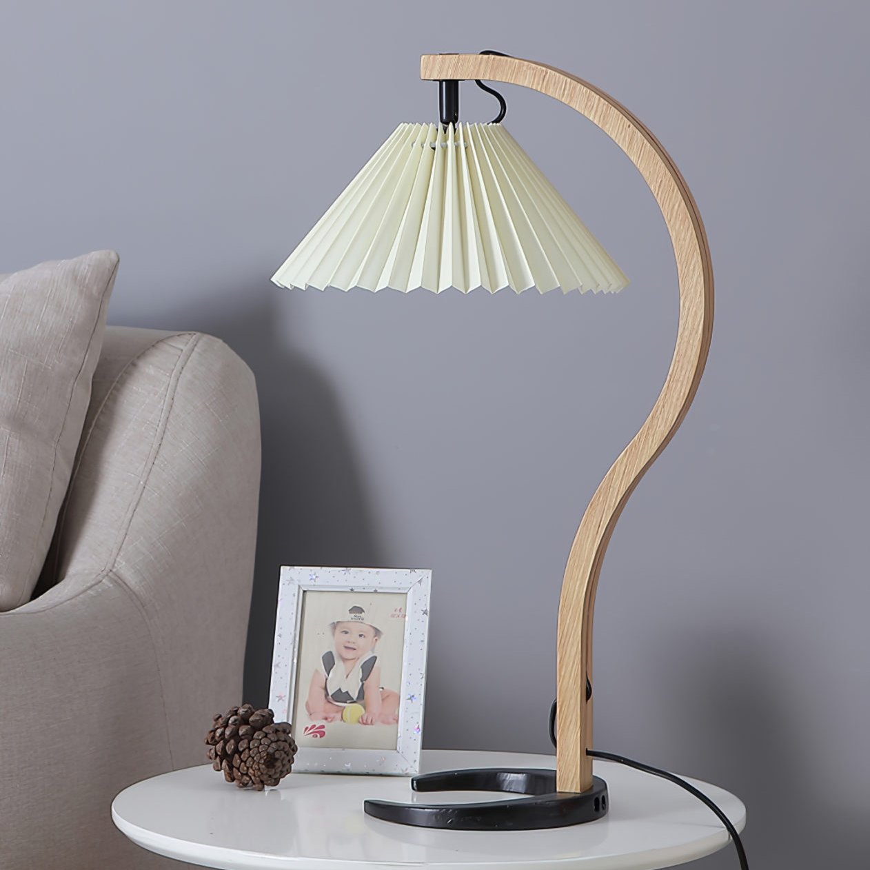 CapriGlow – Skandinavische Tischlampe für stilvolle Innenräume