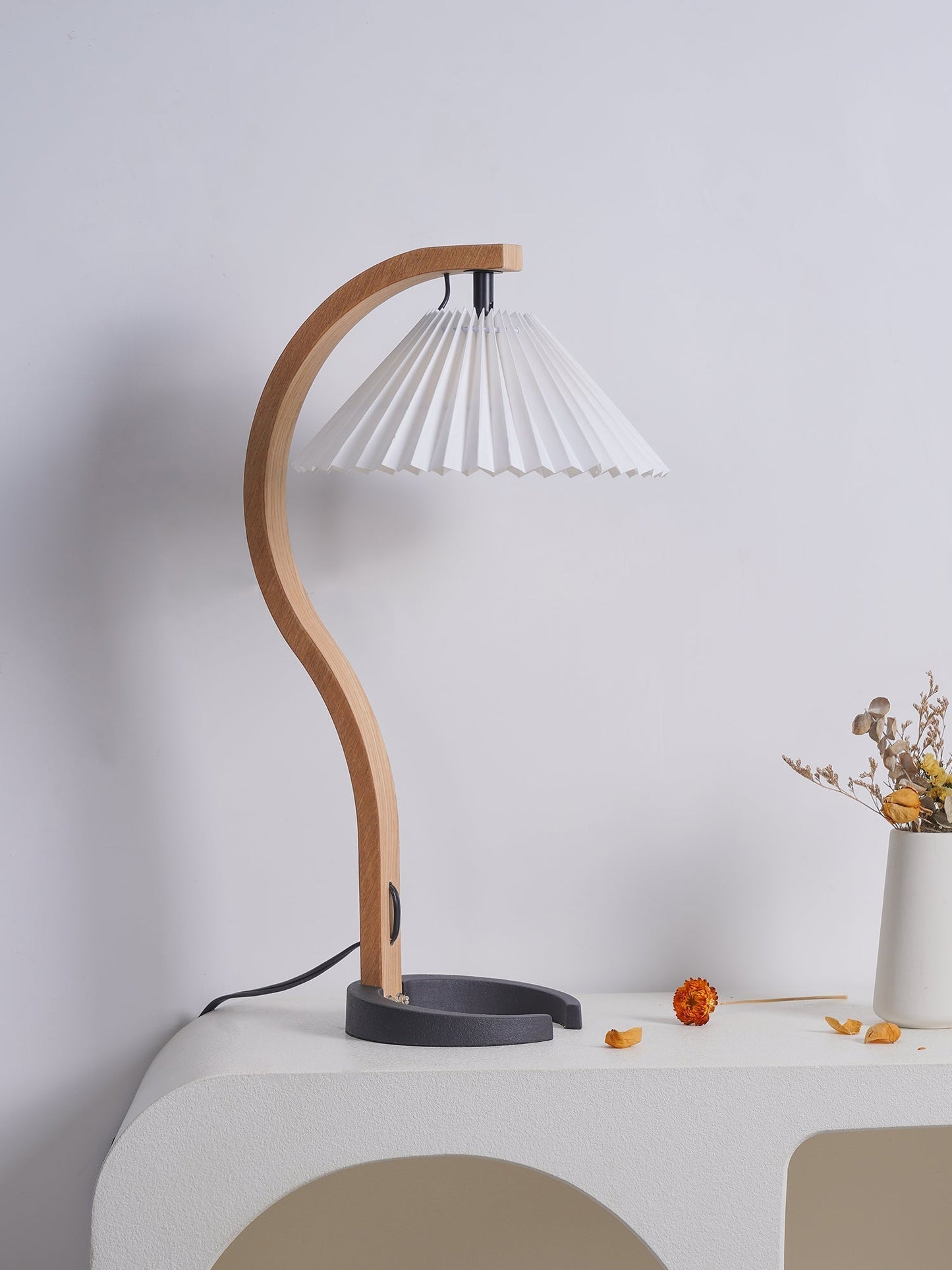 CapriGlow – Skandinavische Tischlampe für stilvolle Innenräume