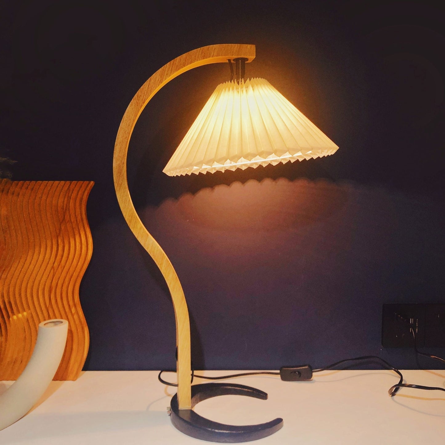 CapriGlow – Skandinavische Tischlampe für stilvolle Innenräume