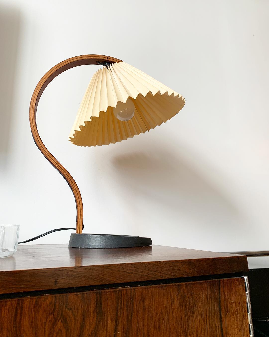CapriGlow – Skandinavische Tischlampe für stilvolle Innenräume