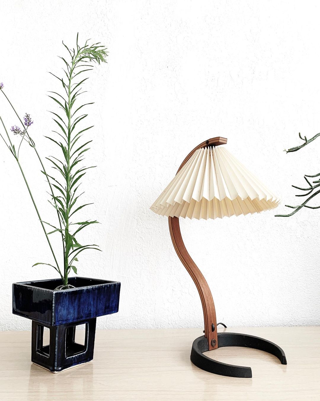 CapriGlow – Skandinavische Tischlampe für stilvolle Innenräume