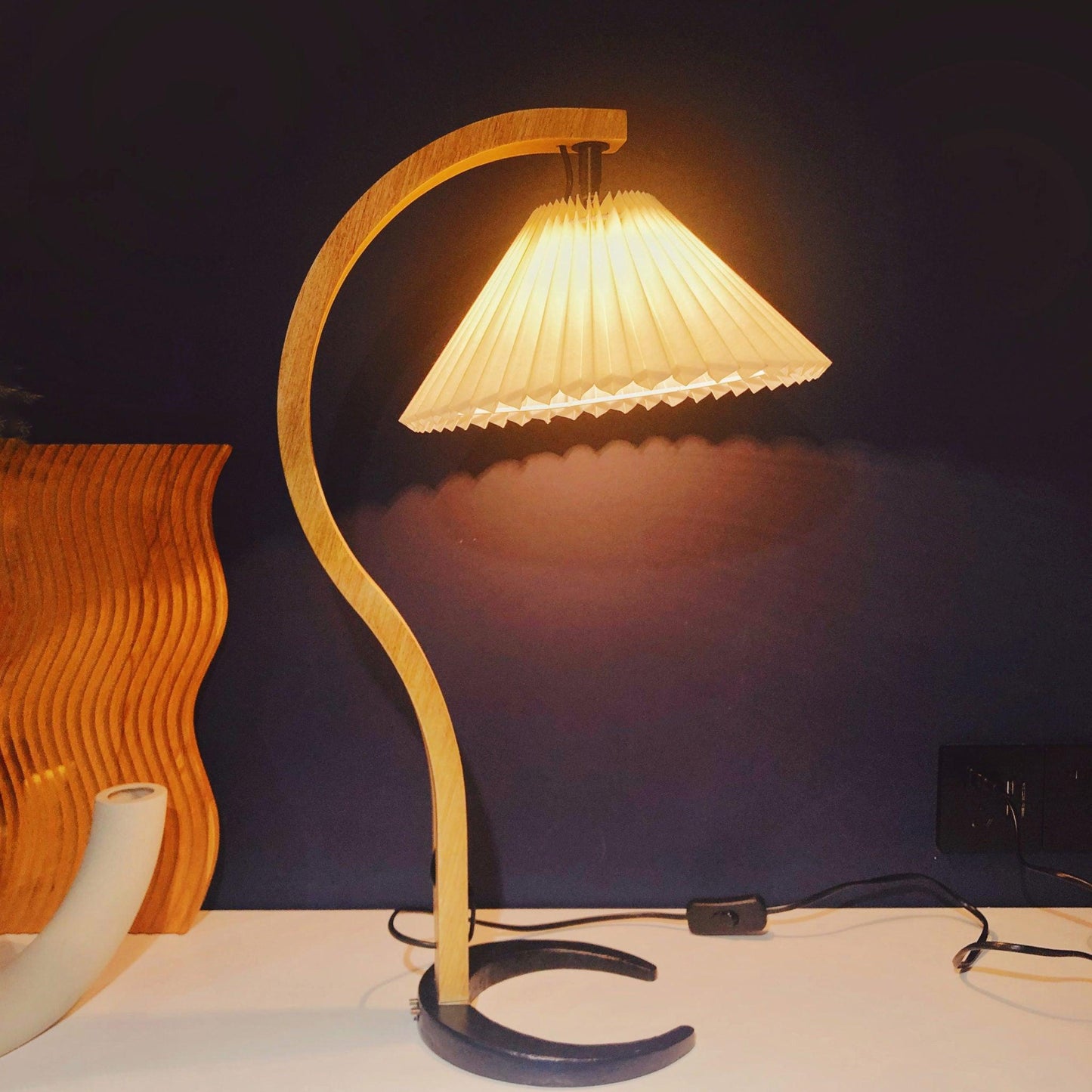 CapriGlow – Skandinavische Tischlampe für stilvolle Innenräume
