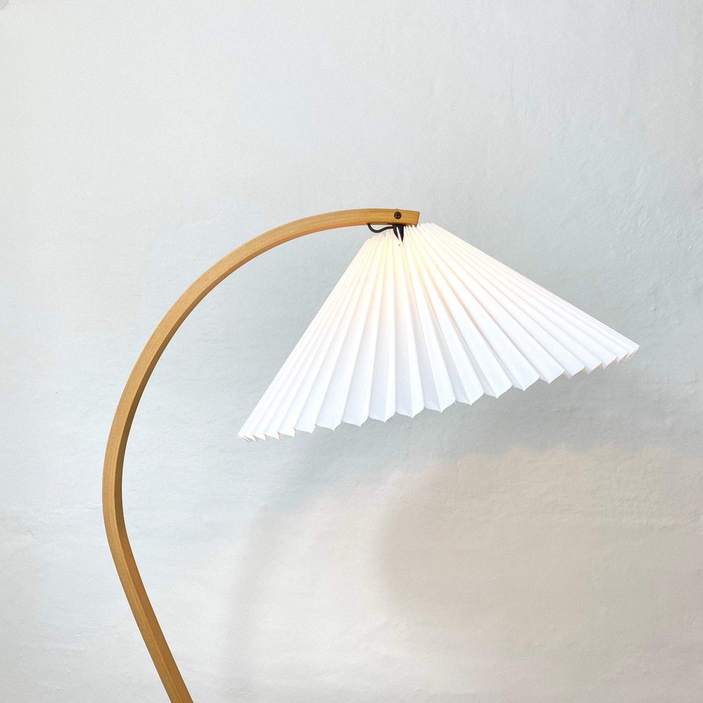 CapriGlow – Skandinavische Tischlampe für stilvolle Innenräume