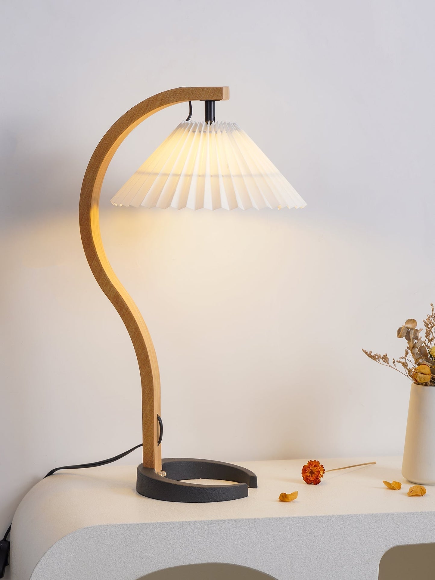 CapriGlow – Skandinavische Tischlampe für stilvolle Innenräume
