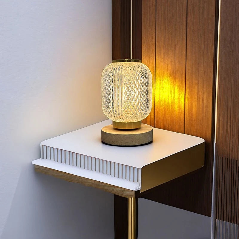 Crystaléa - Elegante Goldfarbene  LED-Tischlampe aus Kristall und Holz