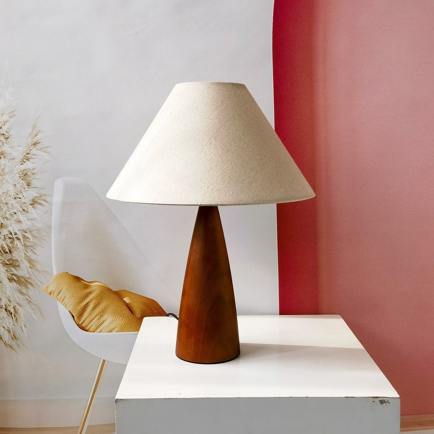 NobleOak – Classic Wooden Table Lamp for Stylish Accents