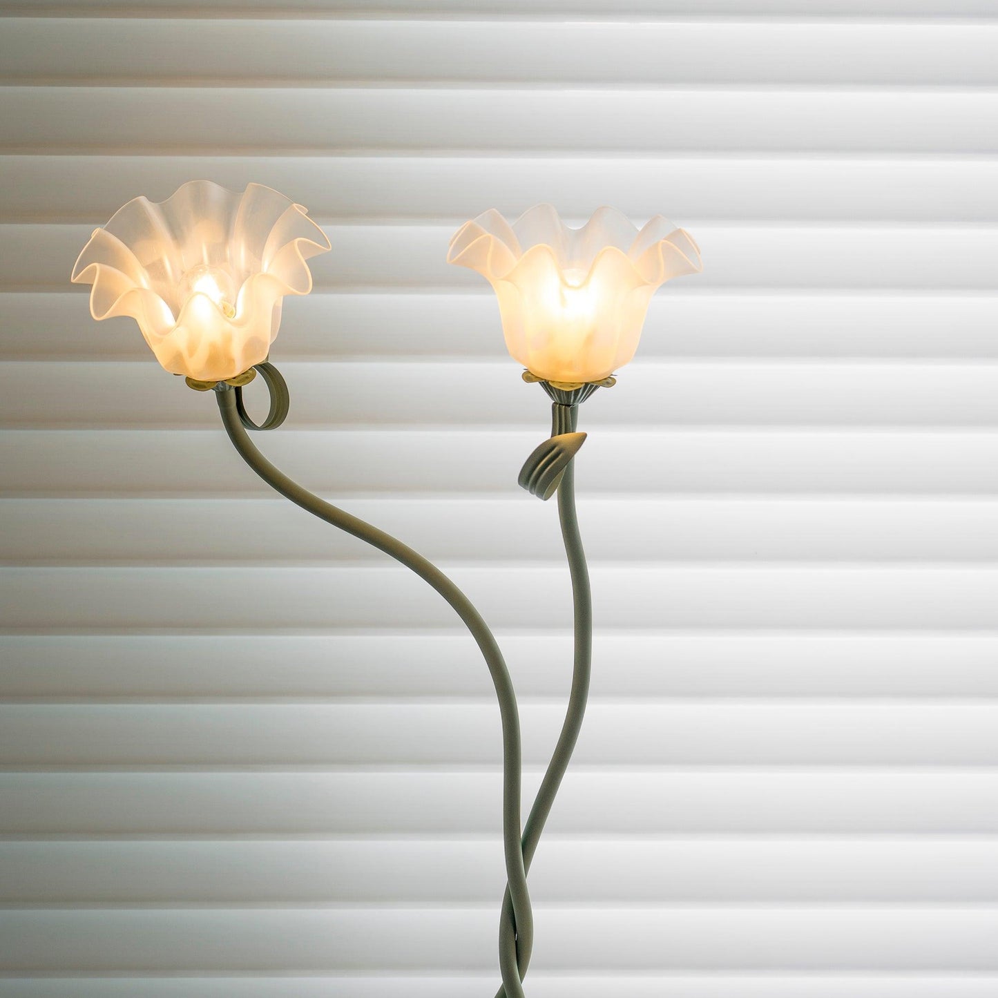 CallaLight – Stehlampe mit Blumenmotiv für stilvolle Akzente