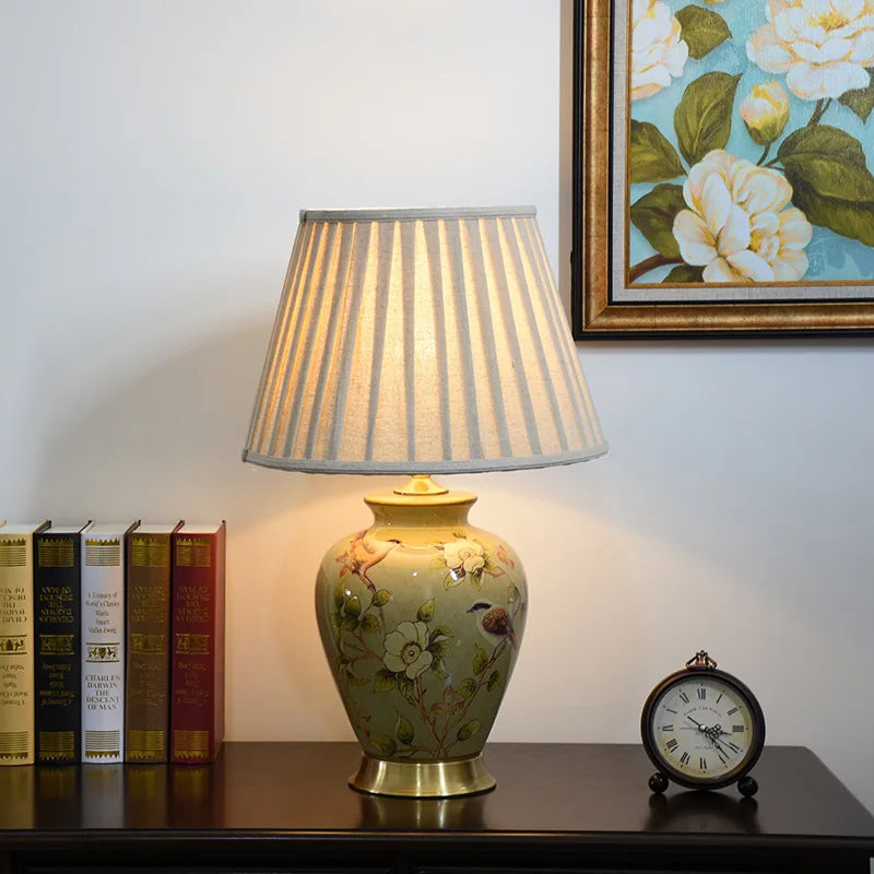 BloomLuxe - Keramik Schreibtischlampe mit Blumen- und Vogelmotiv