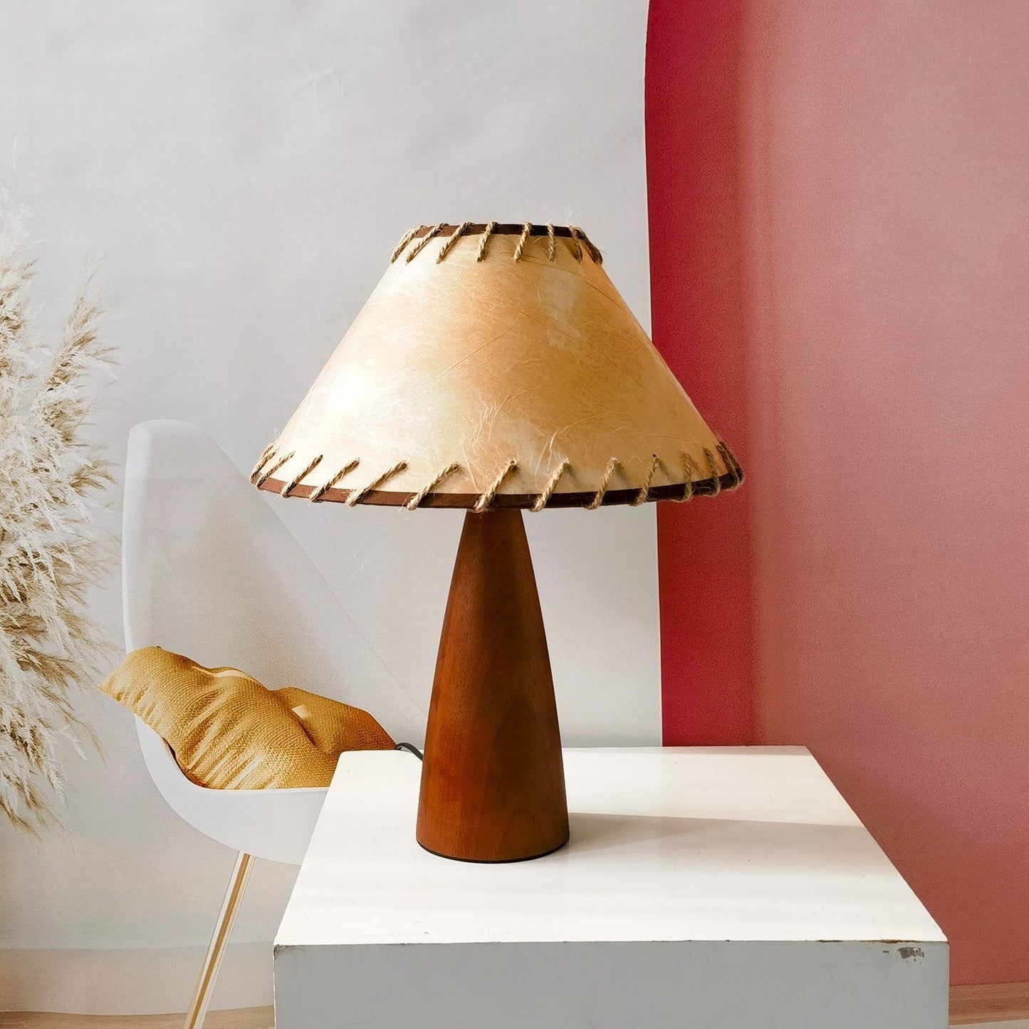 HeritageLight – Massive wooden table lamp with timeless design