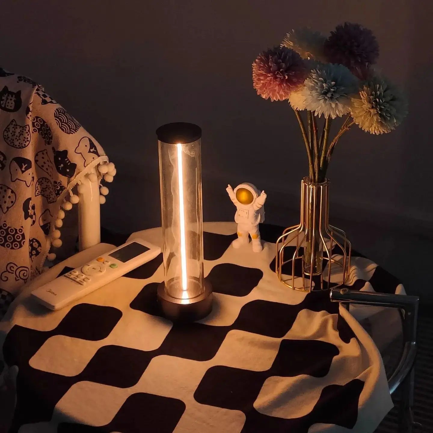 LineaLume - Minimalistische LED Tischlampe aus Metall und Acryl