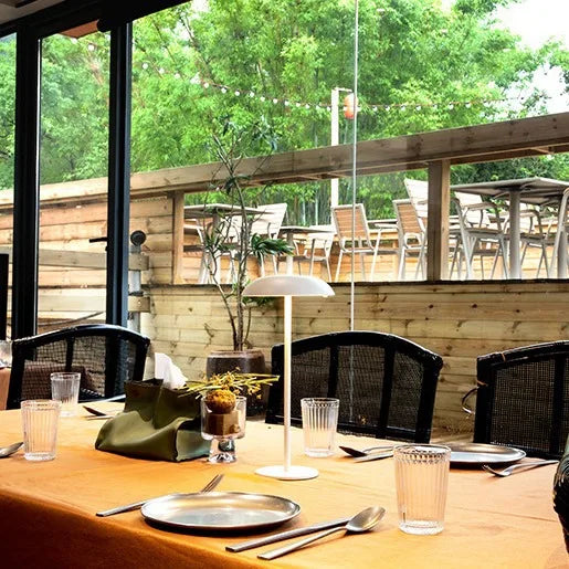 GlowDock - Moderne Touch Tischlampe mit Dimmfunktion und USB-Ladeanschluss