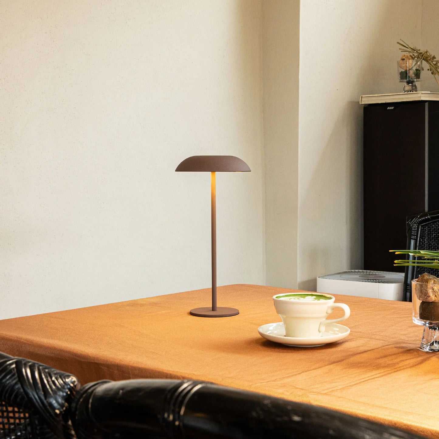 GlowDock - Moderne Touch Tischlampe mit Dimmfunktion und USB-Ladeanschluss