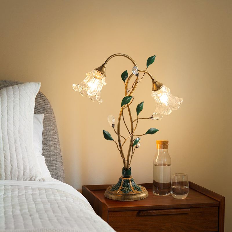 Bloom – Blütenförmige Tischlampe mit Vintage-Romantik