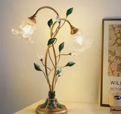 Bloom – Blütenförmige Tischlampe mit Vintage-Romantik