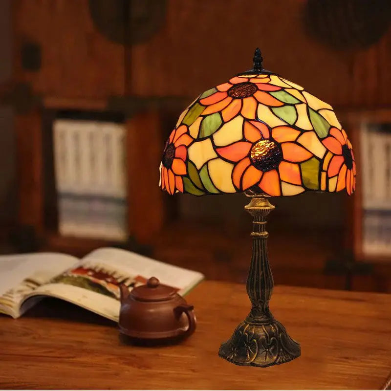 RadiantHue – Tiffany Table Lamp with Color Play for Elegant Ambiance