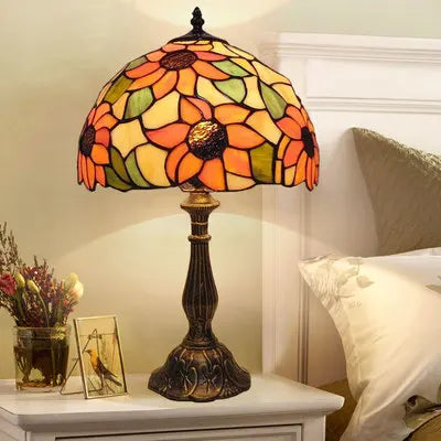 RadiantHue – Tiffany Table Lamp with Color Play for Elegant Ambiance