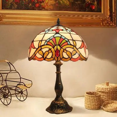 RadiantHue – Tiffany Table Lamp with Color Play for Elegant Ambiance