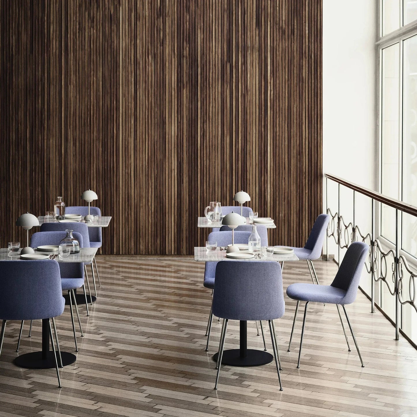 LunarGlow – LED Tischlampe für Stilvolle Beleuchtung im Wohnraum