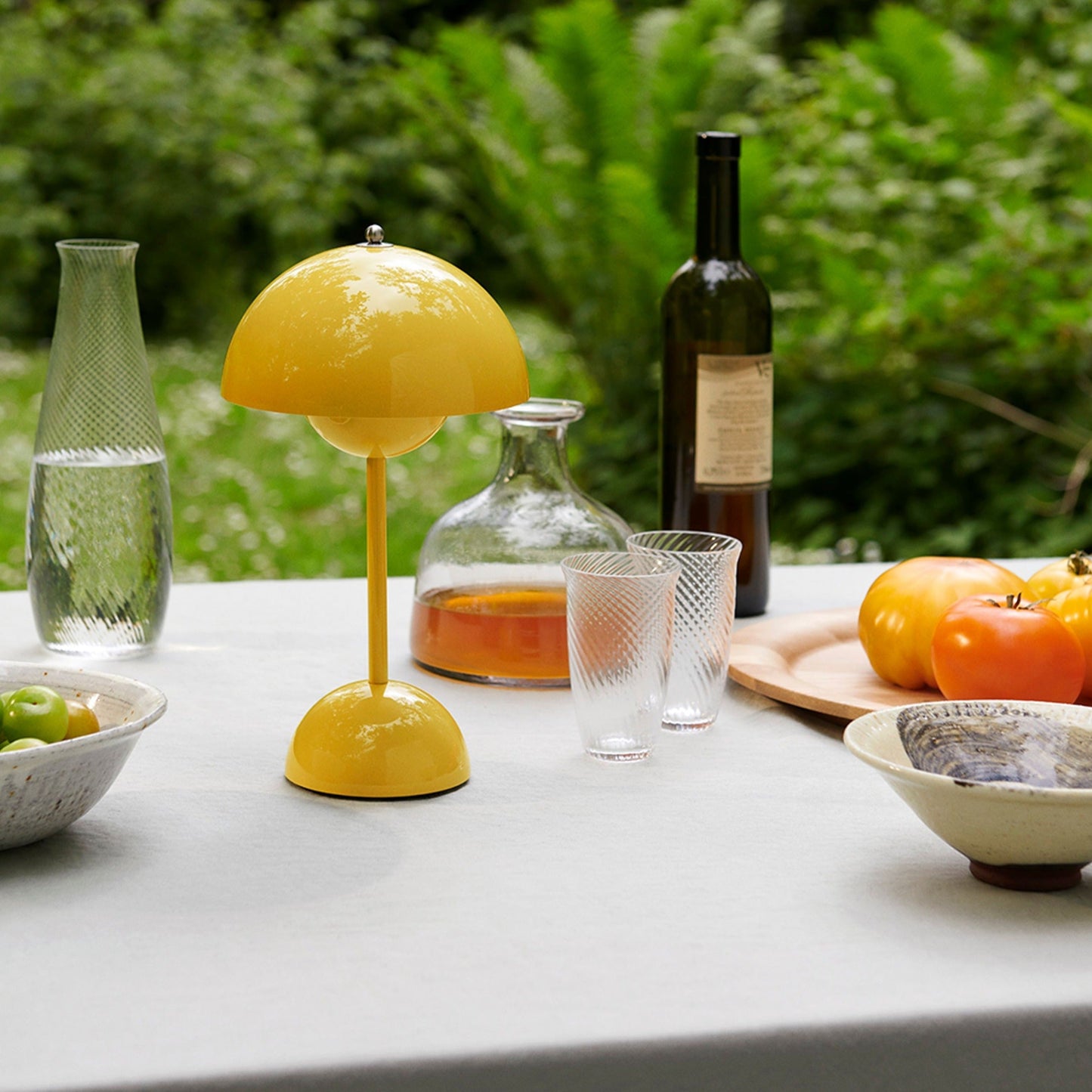 LunarGlow – LED Tischlampe für Stilvolle Beleuchtung im Wohnraum