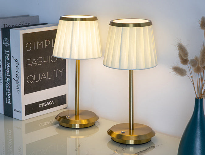 Stofflicht – Designer Tischlampe mit Stoffschirm & USB, dimmbar für Schlafzimmer & Schreibtisch