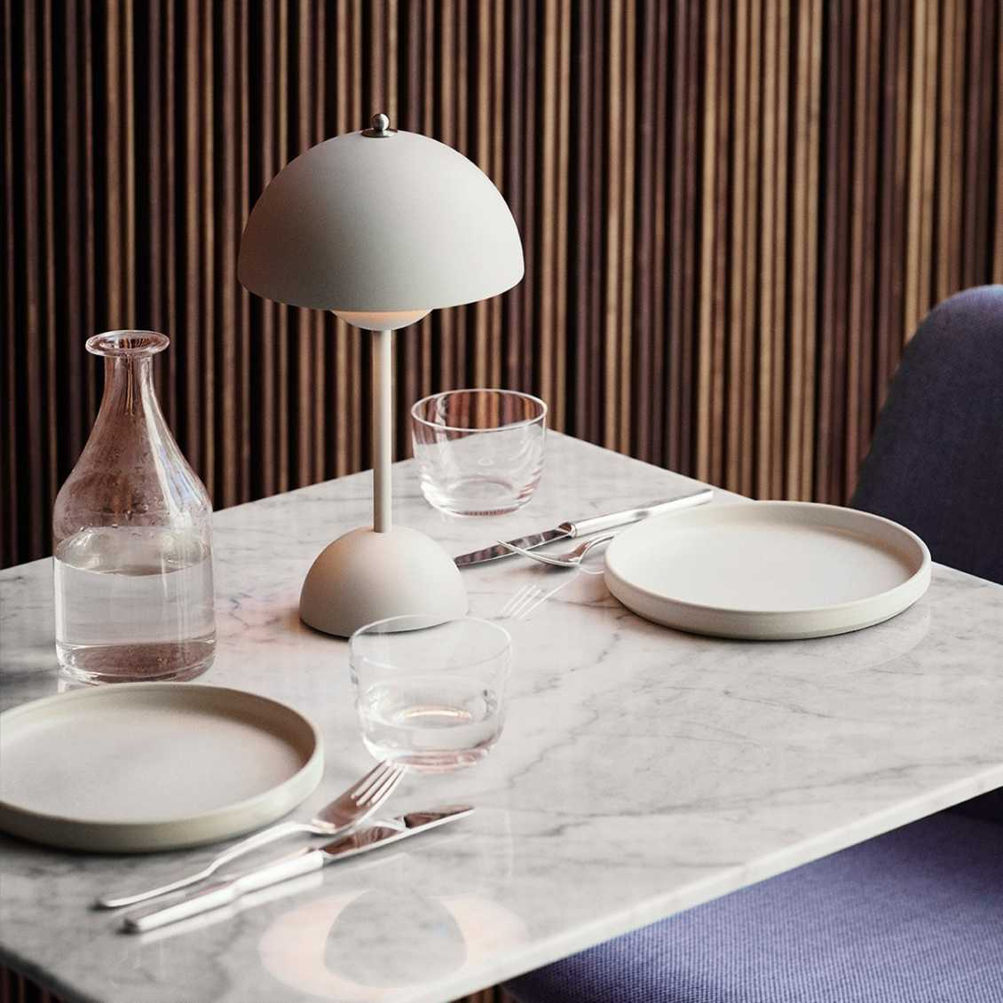 LunarGlow – LED Tischlampe für Stilvolle Beleuchtung im Wohnraum