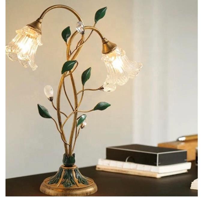 Bloom – Blütenförmige Tischlampe mit Vintage-Romantik