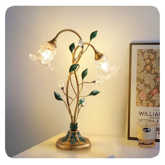 Bloom – Blütenförmige Tischlampe mit Vintage-Romantik