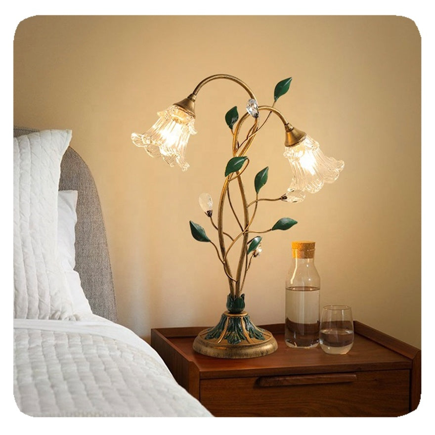 Bloom – Blütenförmige Tischlampe mit Vintage-Romantik