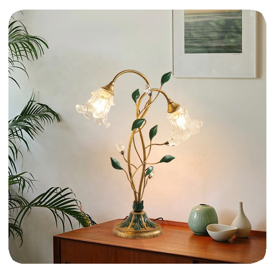 Bloom – Blütenförmige Tischlampe mit Vintage-Romantik