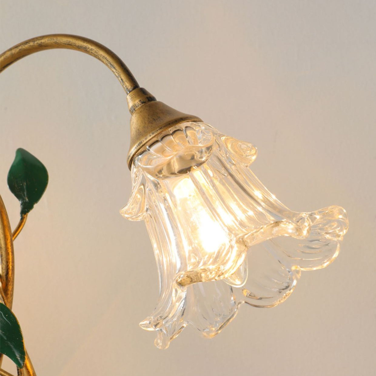 Bloom – Blütenförmige Tischlampe mit Vintage-Romantik