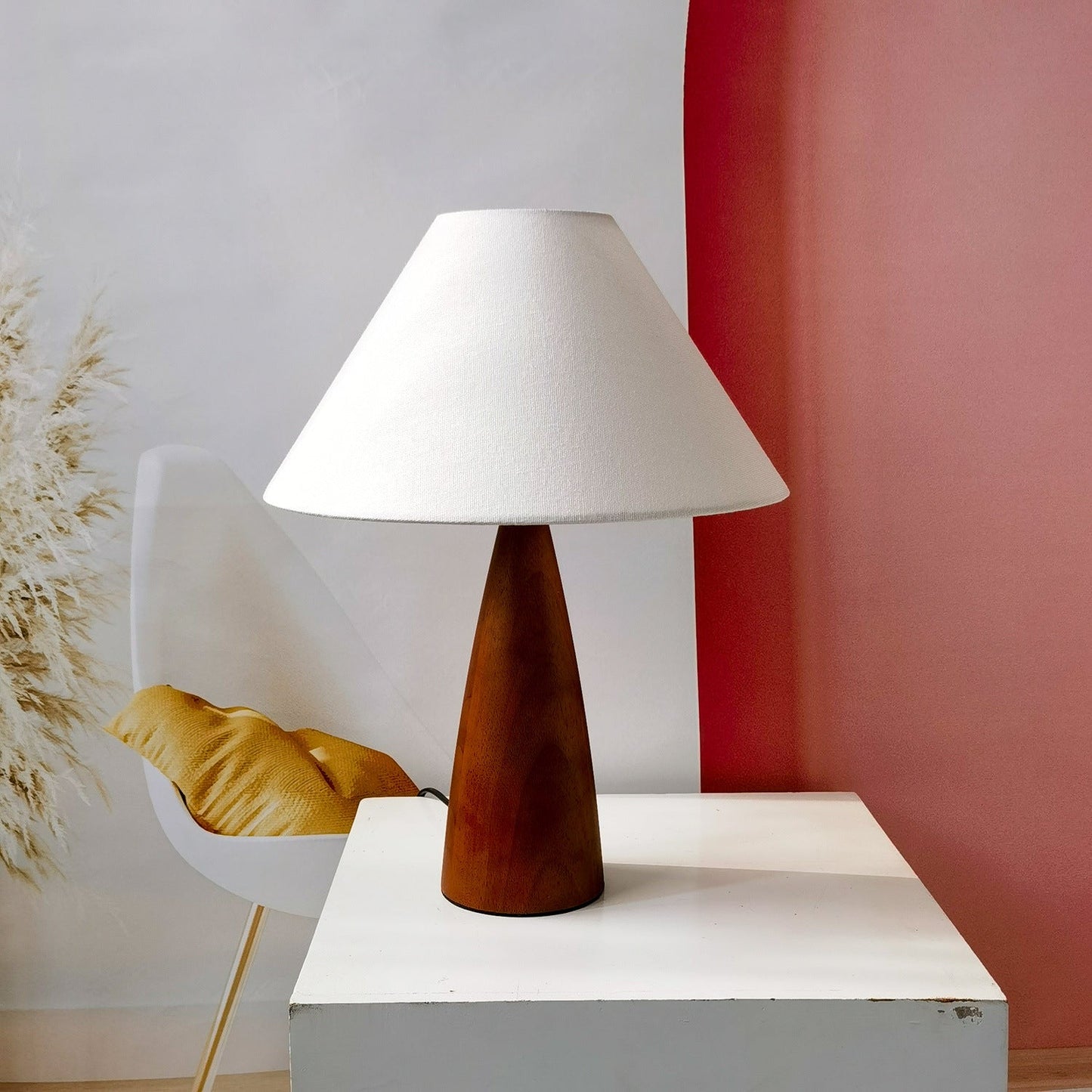 NobleOak – Classic Wooden Table Lamp for Stylish Accents