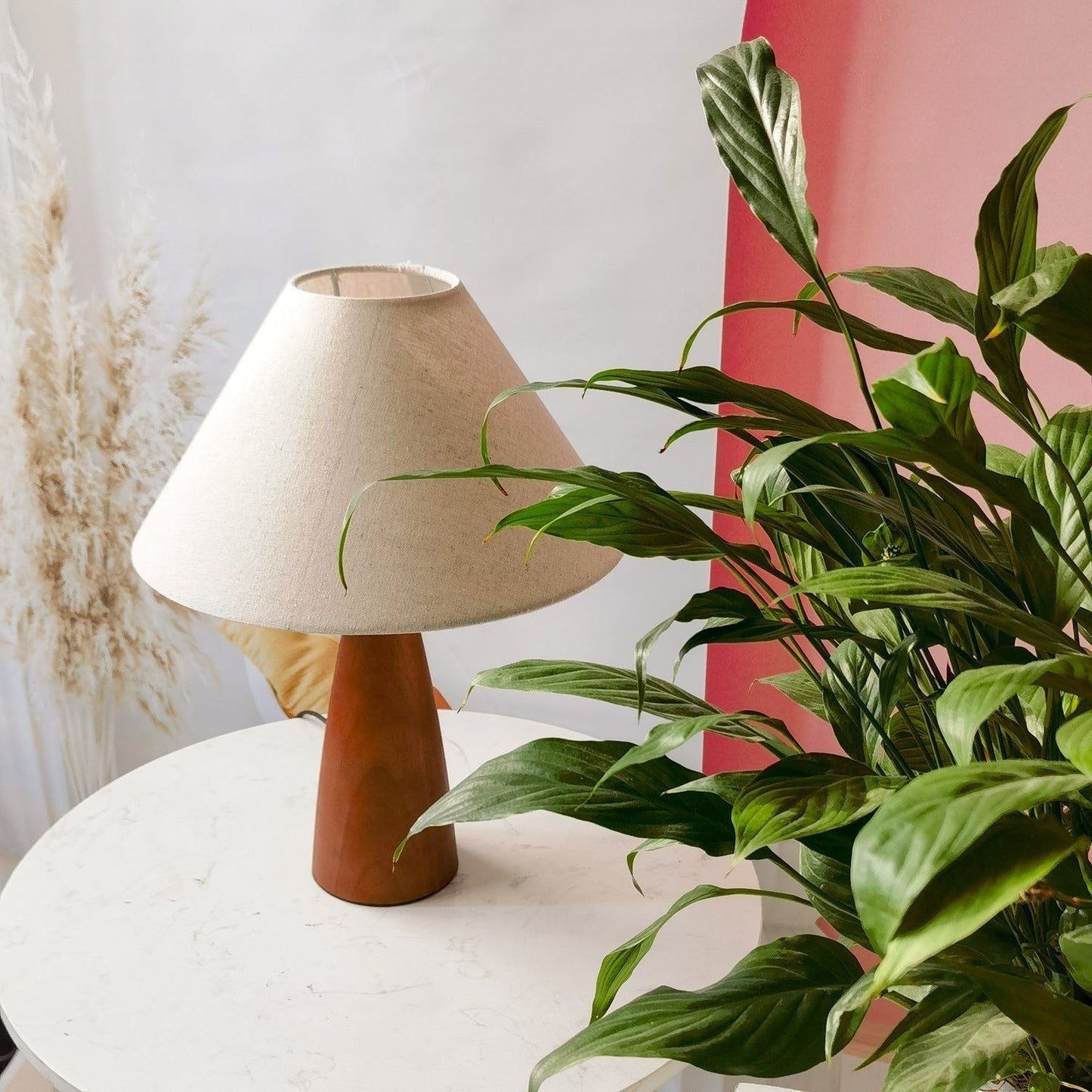 HeritageLight – Massive wooden table lamp with timeless design